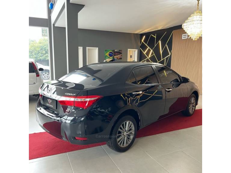 TOYOTA - COROLLA - 2015/2016 - Preta - R$ 83.900,00