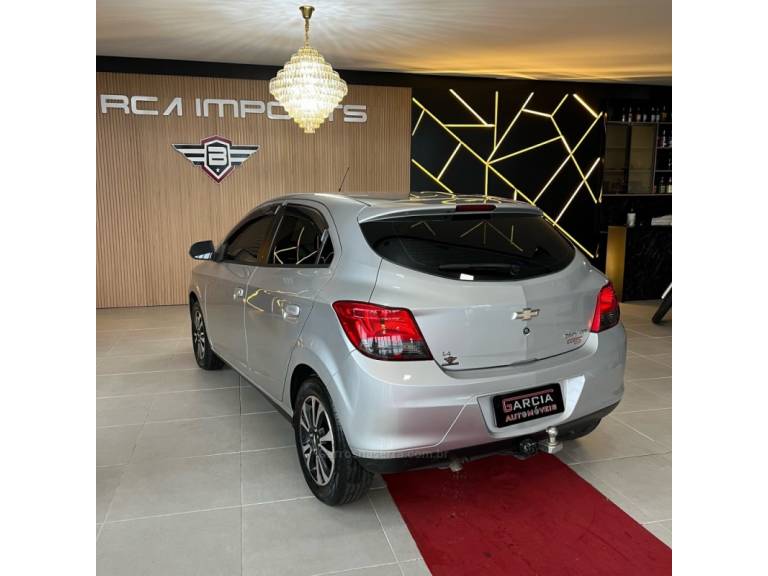 CHEVROLET - ONIX - 2014/2015 - Prata - R$ 53.900,00