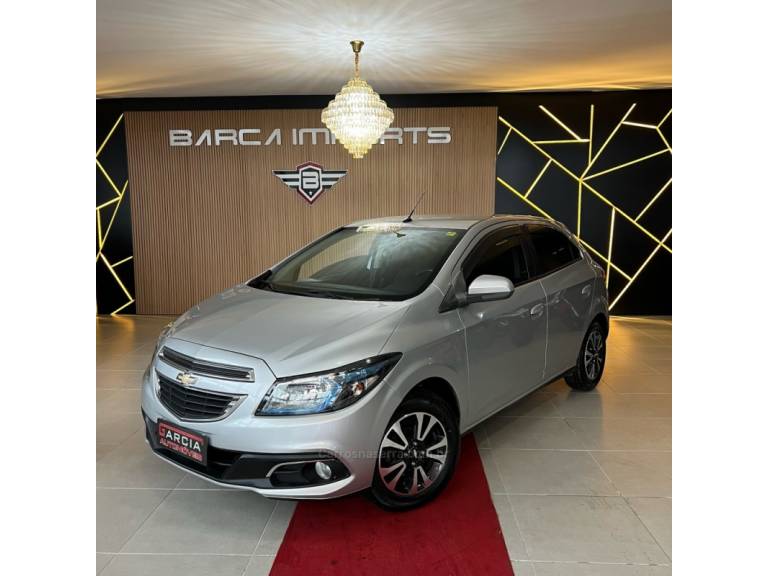 CHEVROLET - ONIX - 2014/2015 - Prata - R$ 53.900,00