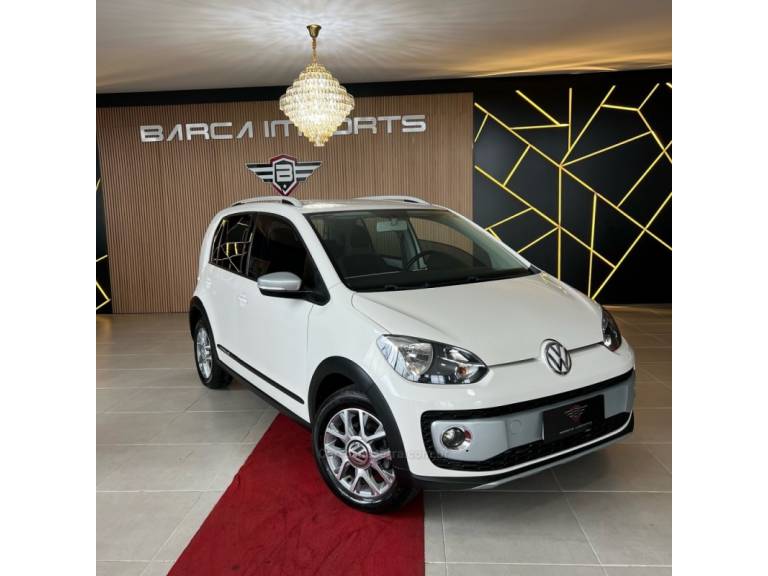 VOLKSWAGEN - UP - 2016/2017 - Branca - R$ 58.900,00